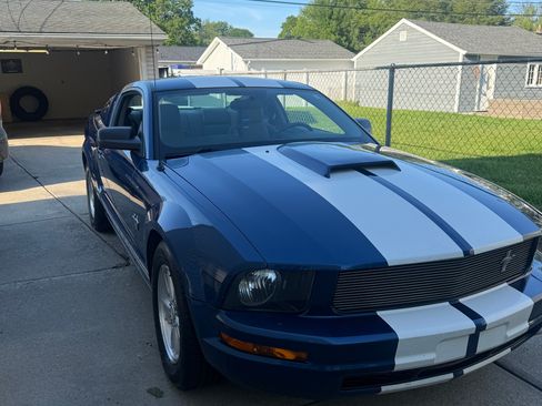 Used 2009 Ford Mustang Premium RWD image 4