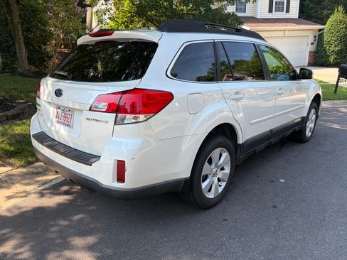 Used 2011 Subaru Outback 2.5i Premium AWD/4WD image 6