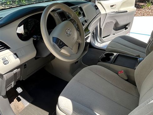 Used 2011 Toyota Sienna LE image 12