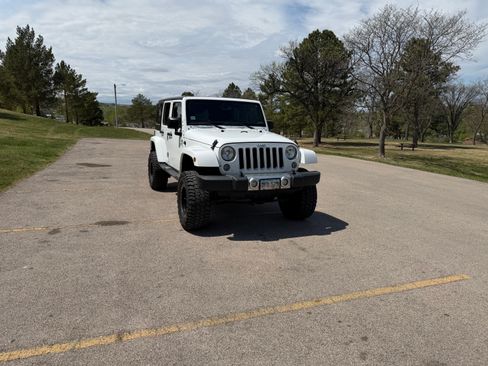 Used 2018 Jeep Wrangler Unlimited Sahara AWD/4WD image 8