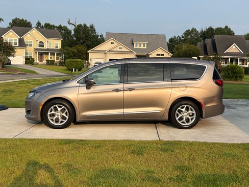 Used 2017 Chrysler Pacifica Touring-L w/ Tire & Wheel Group FWD image 9