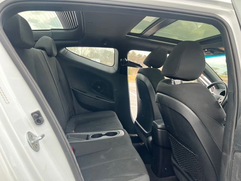 Used 2017 Hyundai Veloster Value Edition image 10