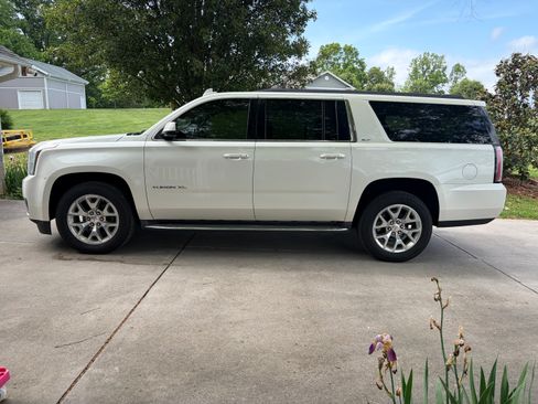 Used 2015 GMC Yukon XL SLT w/ Open Road Package AWD/4WD image 2