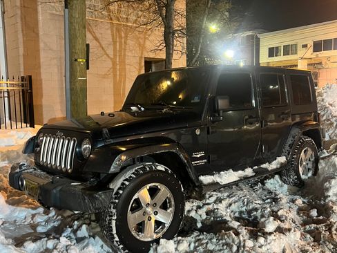 Used 2008 Jeep Wrangler Unlimited Sahara w/ Dual Top Group AWD/4WD image 1