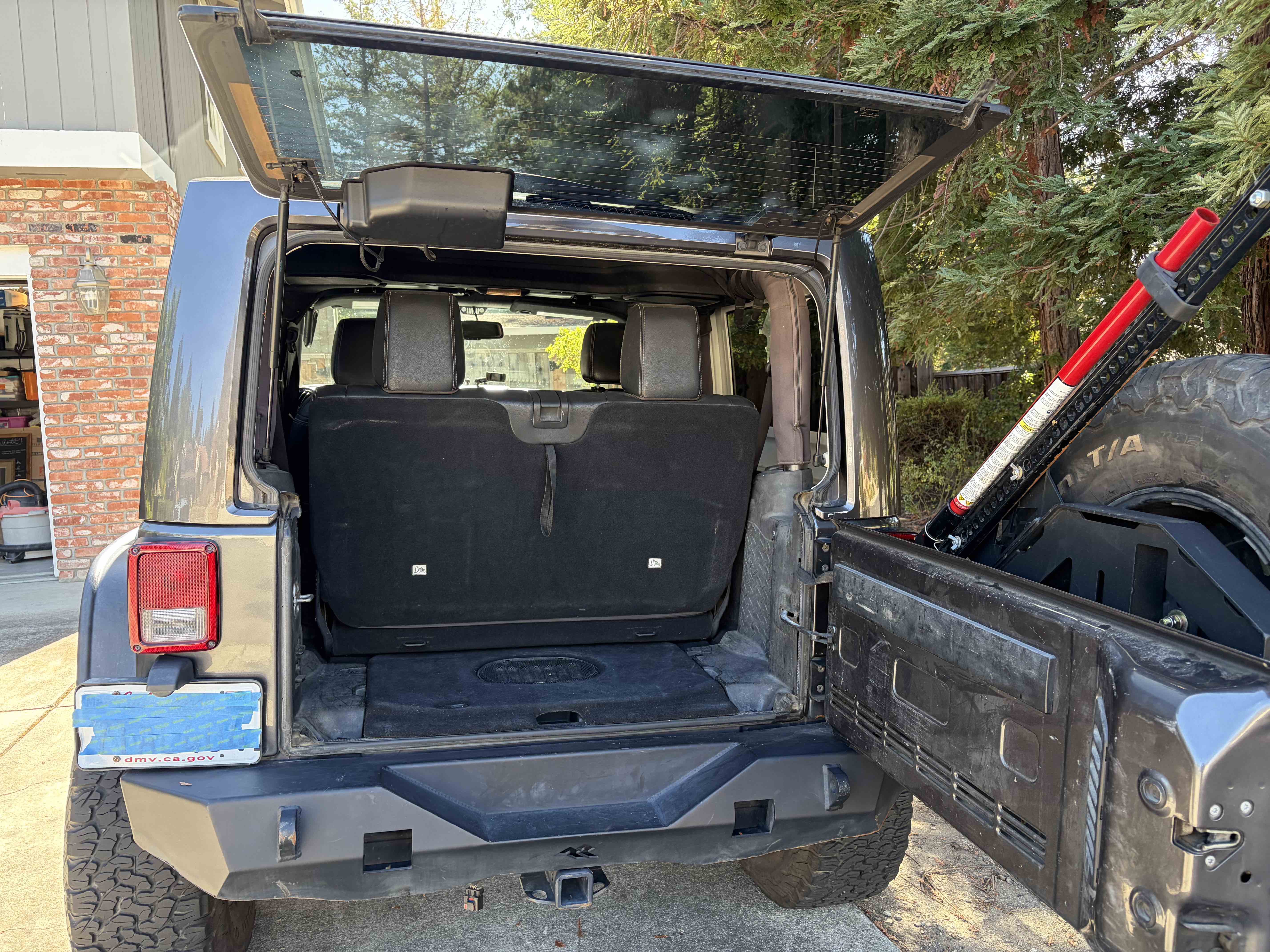 Used 2016 Jeep Wrangler Sahara AWD/4WD image 4