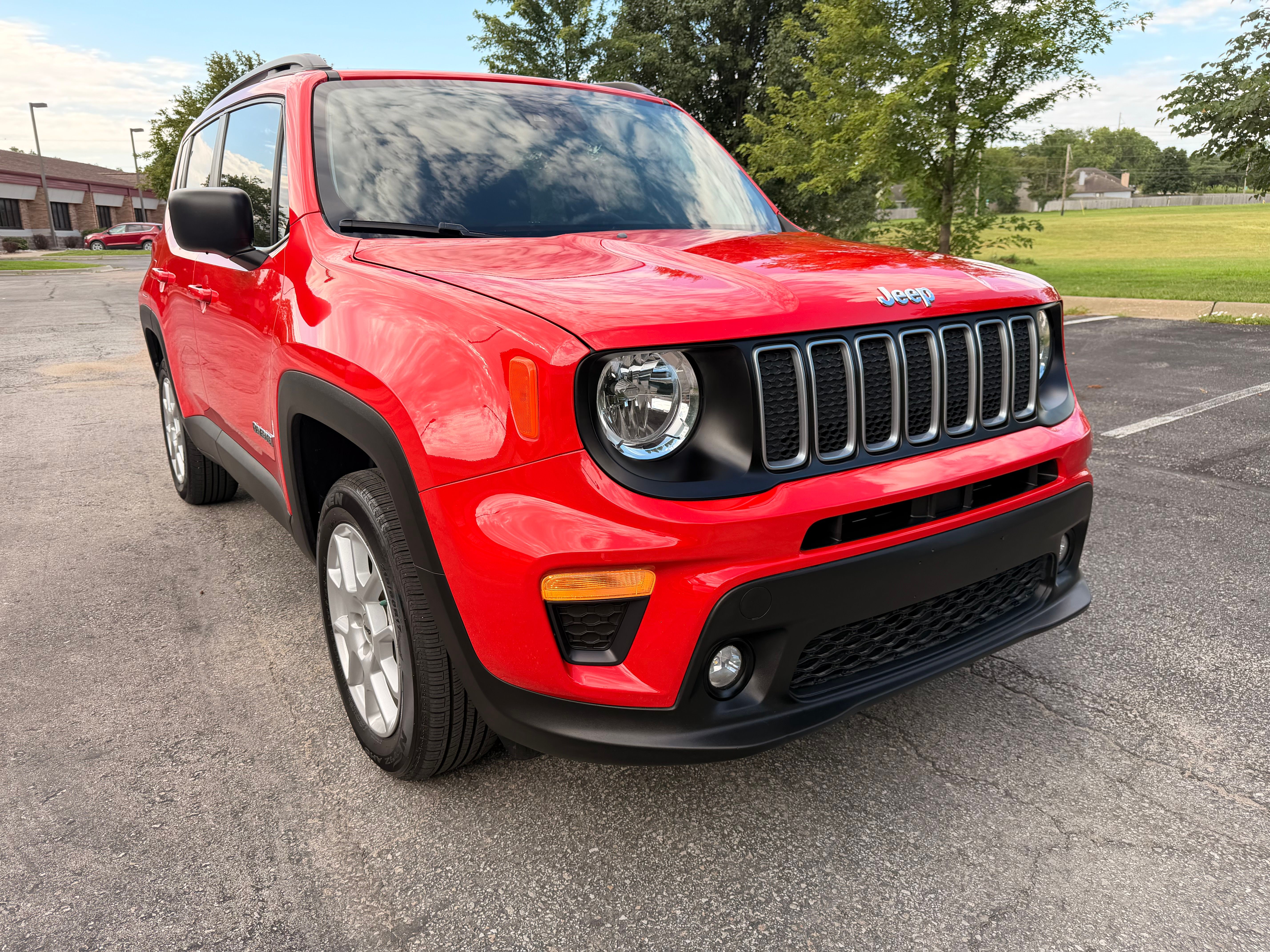 Used 2022 Jeep Renegade Latitude AWD/4WD image 2