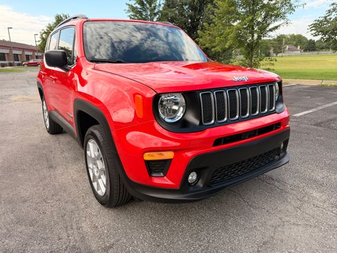 Used 2022 Jeep Renegade Latitude AWD/4WD image 2