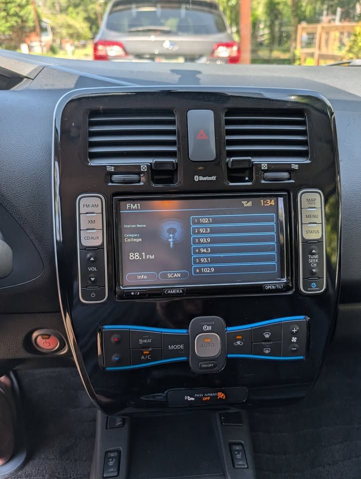 Used 2014 Nissan Leaf SL w/ Premium Package FWD image 11