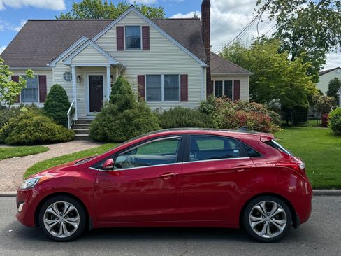 Used 2013 Hyundai Elantra GT w/ Style Pkg FWD image 2