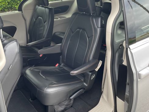 Used 2017 Chrysler Pacifica Touring-L FWD image 8