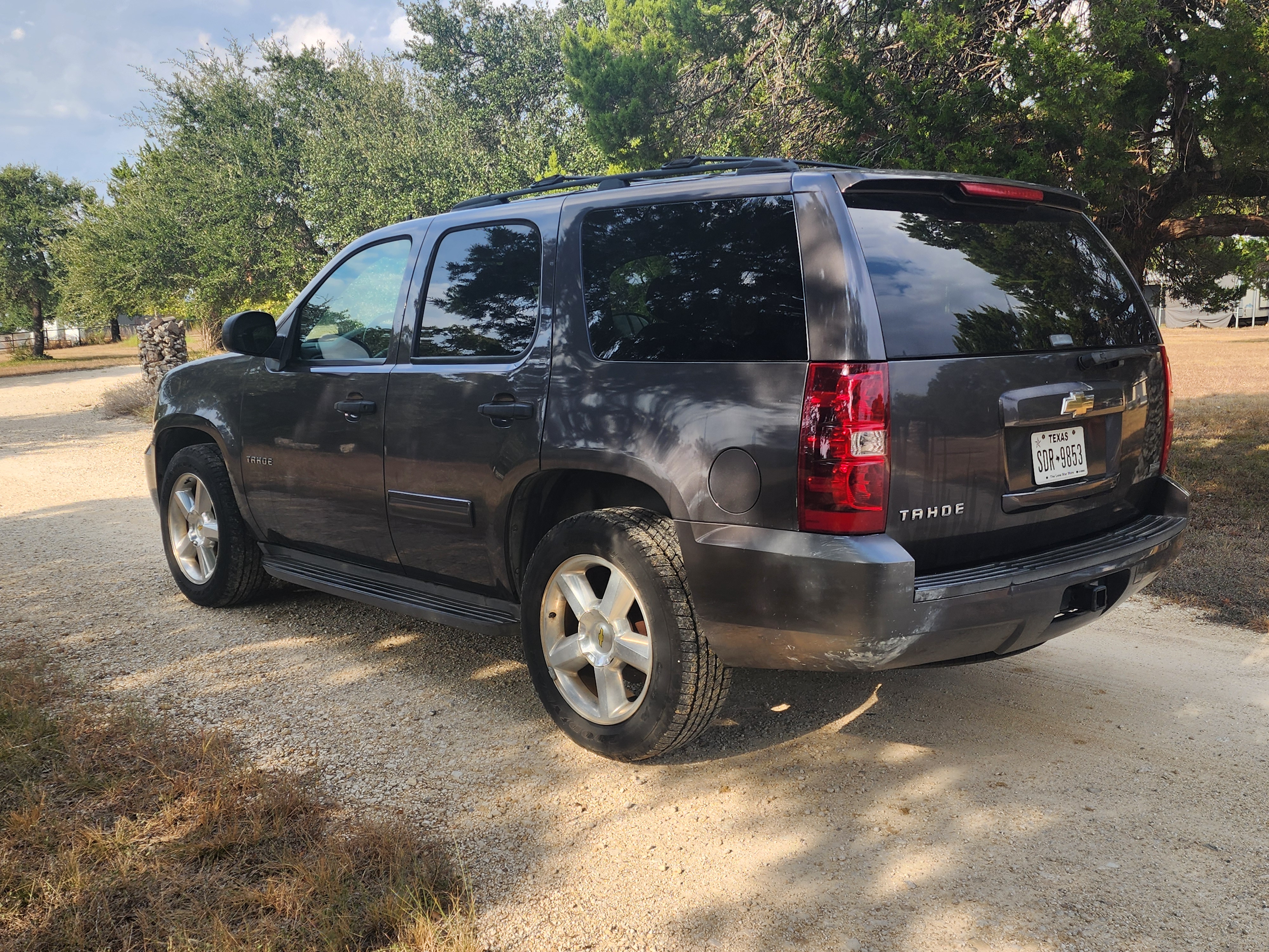 Used 2010 Chevrolet Tahoe LS w/ Exterior Plus Package RWD image 8