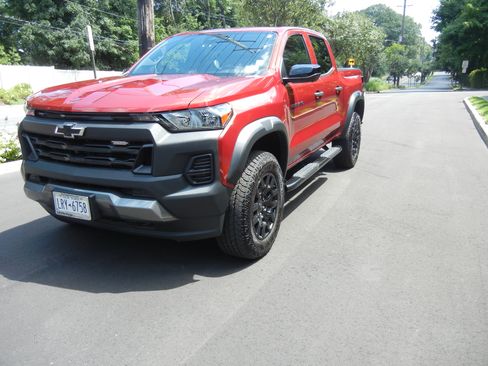 Used 2023 Chevrolet Colorado Trail Boss w/ Technology Package AWD/4WD image 1