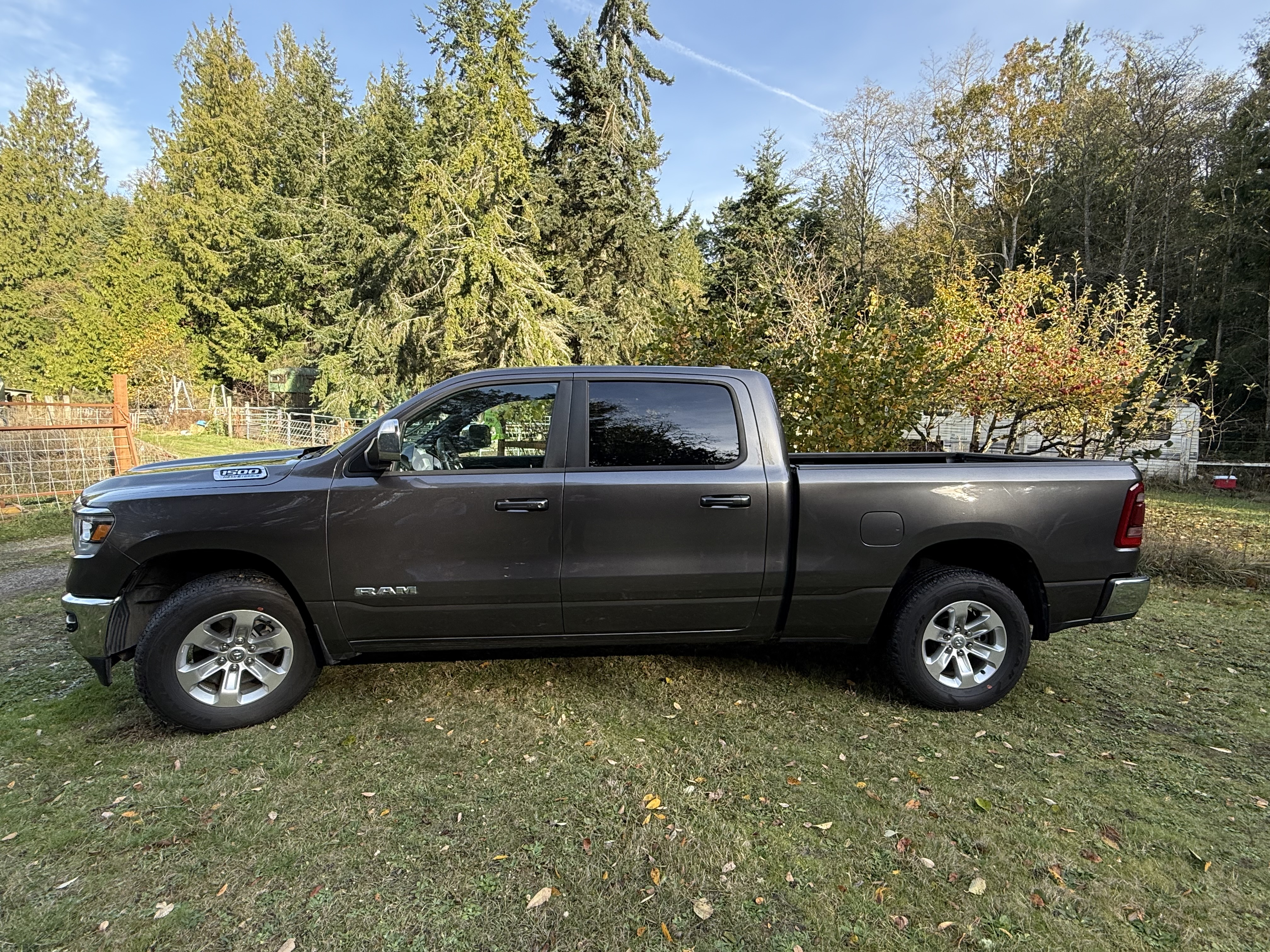 Used 2024 RAM 1500 Laramie AWD/4WD image 1