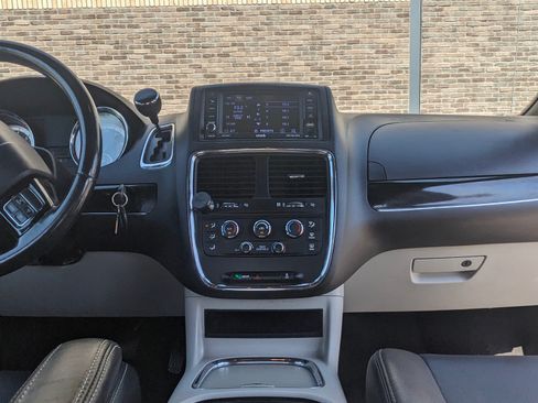 Used 2019 Dodge Grand Caravan SXT image 15