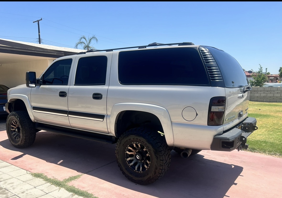 Used 2005 Chevrolet Suburban 2500 LS w/ Suspension Package, Autoride AWD/4WD image 5