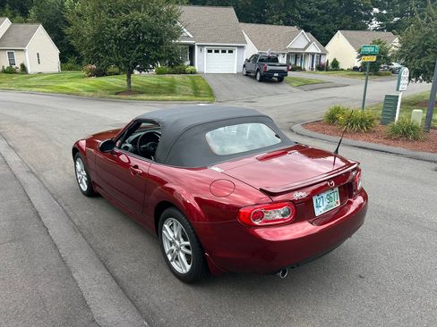 Used 2010 MAZDA MX-5 Miata Sport w/ Convenience Pkg RWD image 8