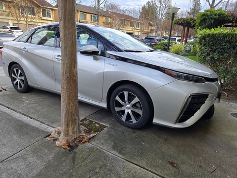 Used 2018 Toyota Mirai image 2