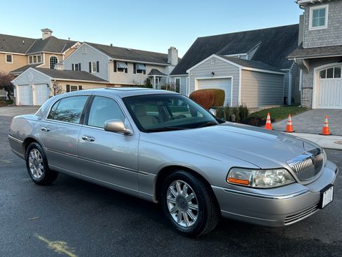 Used 2009 Lincoln Town Car Signature Limited image 4