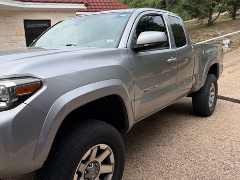 Used 2018 Toyota Tacoma SR5 RWD image 8