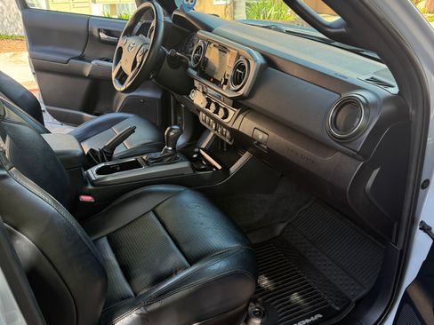 Used 2019 Toyota Tacoma TRD Off-Road w/ TRD Premium Off Road Package image 8