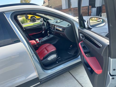 Used 2020 Porsche Macan w/ Premium Package Plus image 6