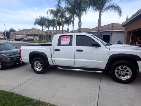 Used 2011 Dodge Dakota Big Horn image 2