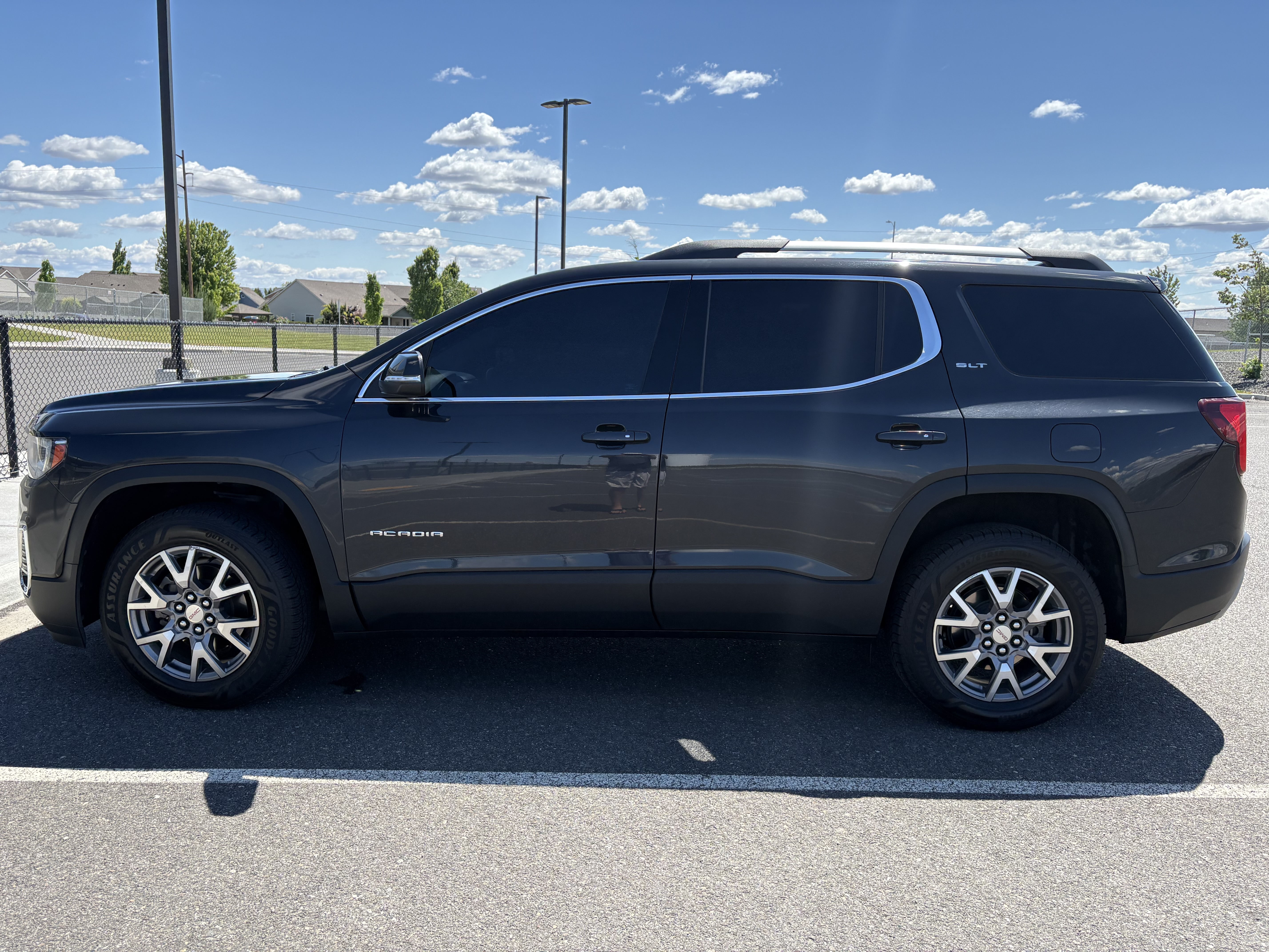 Used 2020 GMC Acadia SLT AWD/4WD image 2