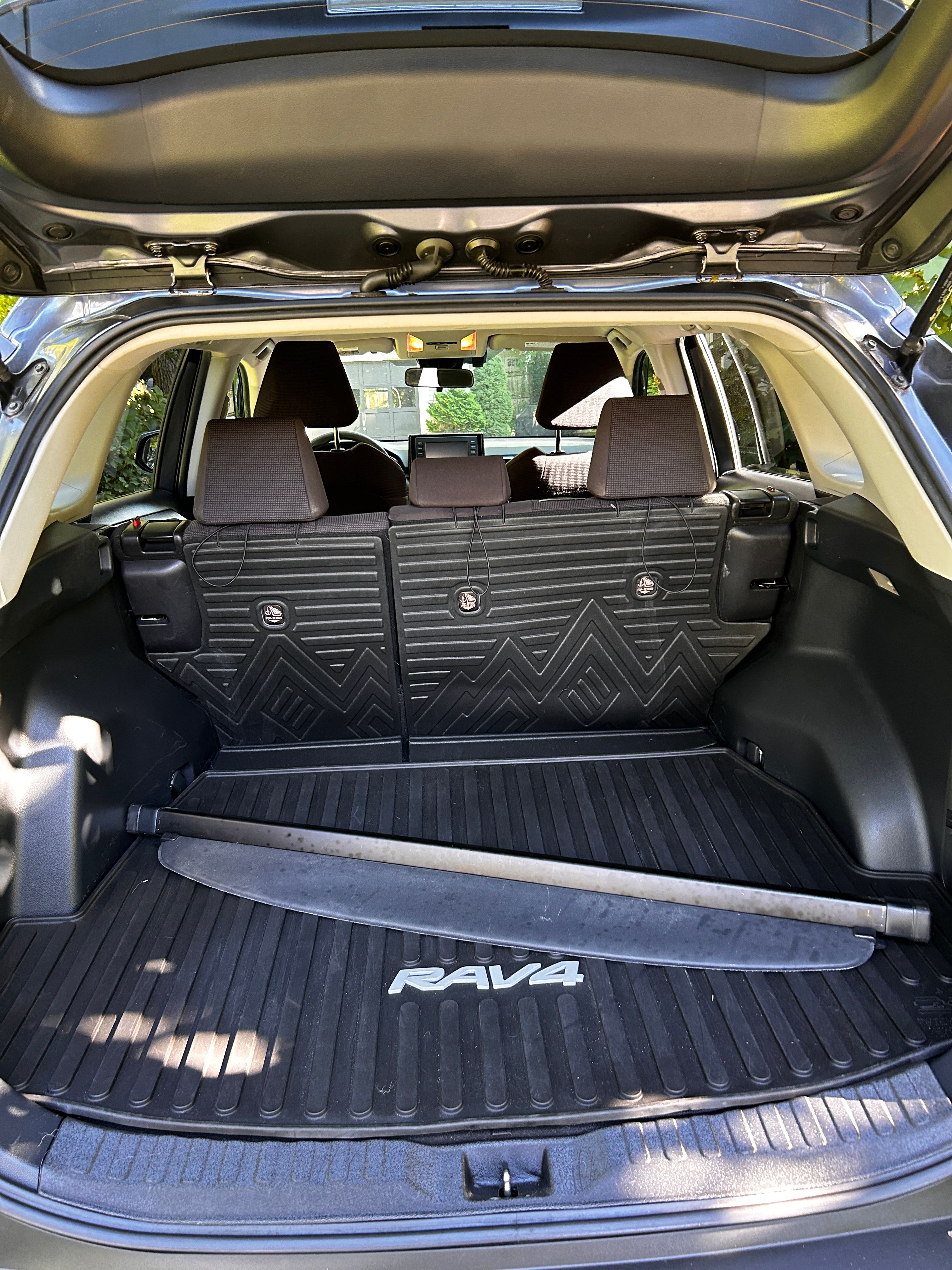 Used 2019 Toyota RAV4 LE w/ Carpet Mat Package AWD/4WD image 6