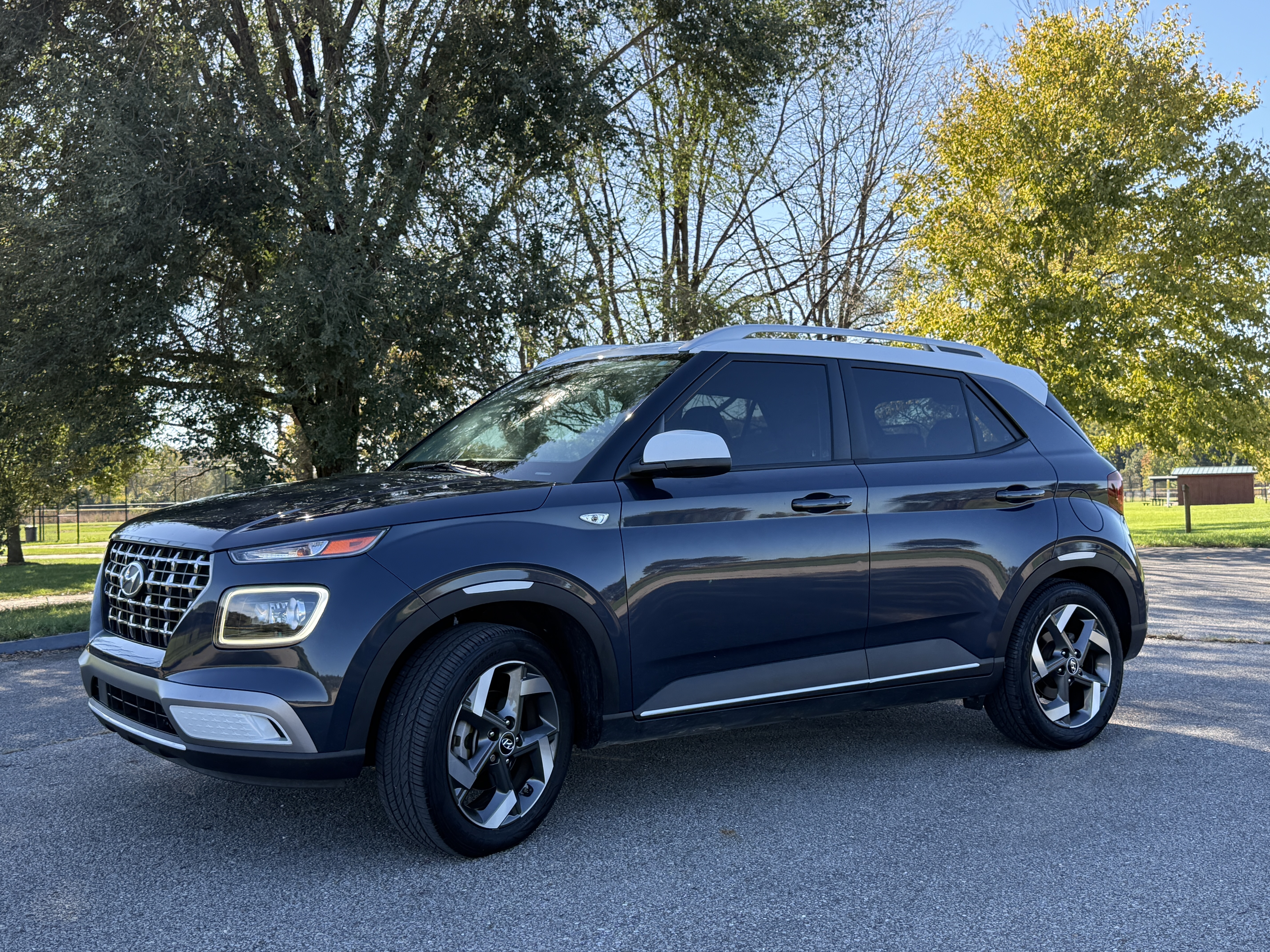 Used 2022 Hyundai Venue Limited FWD image 2
