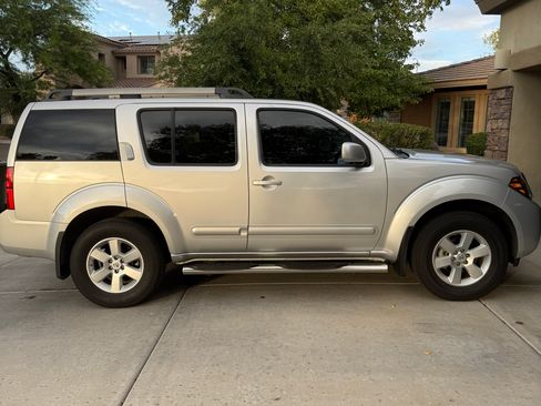 Used 2011 Nissan Pathfinder SV image 6