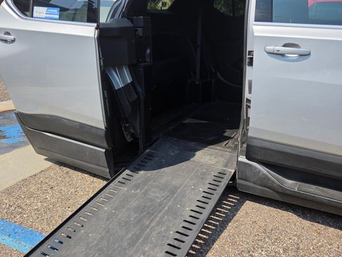 Used 2022 Chevrolet Traverse LT FWD image 4
