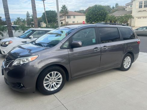 Used 2015 Toyota Sienna XLE image 4