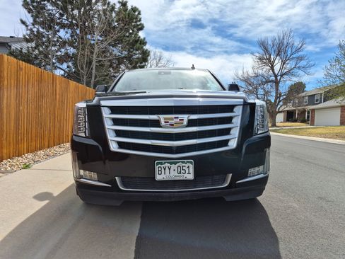 Used 2017 Cadillac Escalade ESV Luxury image 4