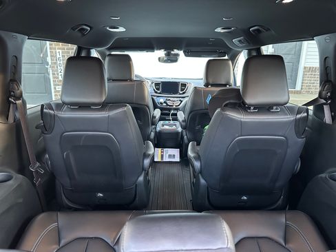 Used 2025 Chrysler Pacifica Select image 25