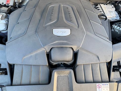 Used 2023 Porsche Cayenne S Platinum image 21