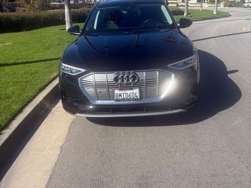 Used 2019 Audi e-tron Prestige w/ Prestige Package image 5