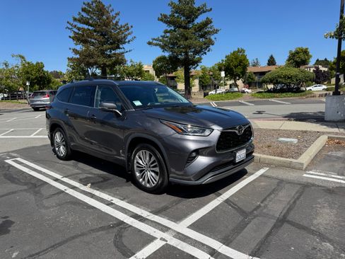 Used 2022 Toyota Highlander Platinum AWD/4WD image 1