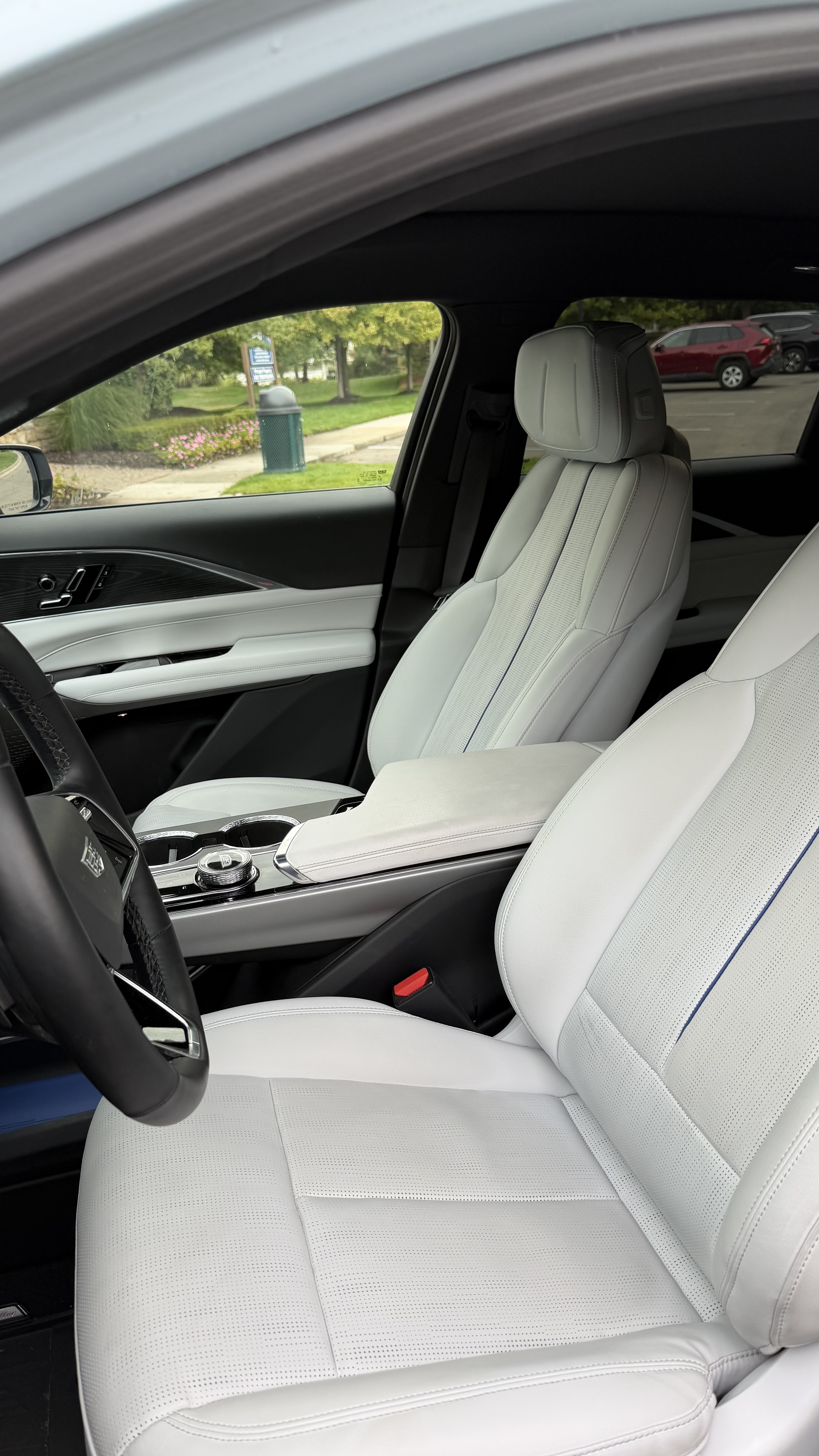 Used 2024 Cadillac Lyriq Sport AWD/4WD image 8