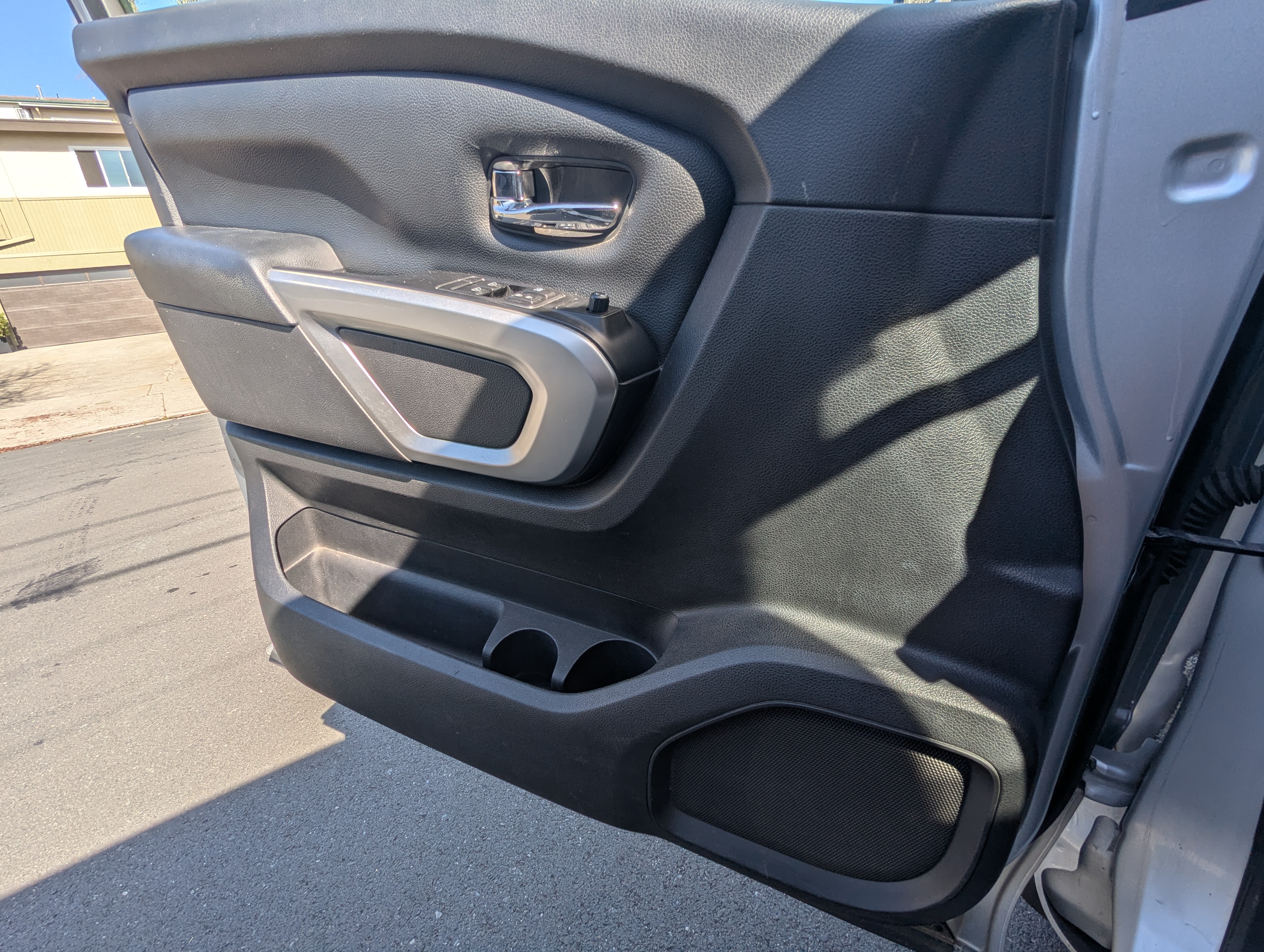 Used 2017 Nissan Titan SV AWD/4WD image 16