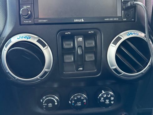 Used 2015 Jeep Wrangler Unlimited Rubicon w/ Connectivity Group AWD/4WD image 11