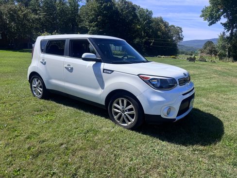Used 2018 Kia Soul + FWD image 4
