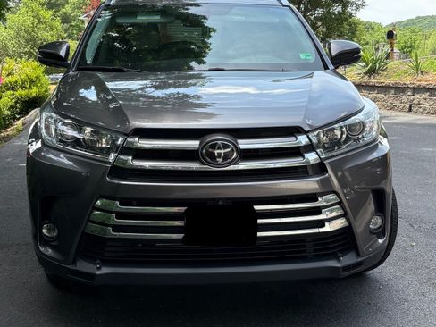Used 2019 Toyota Highlander Limited Platinum FWD image 1