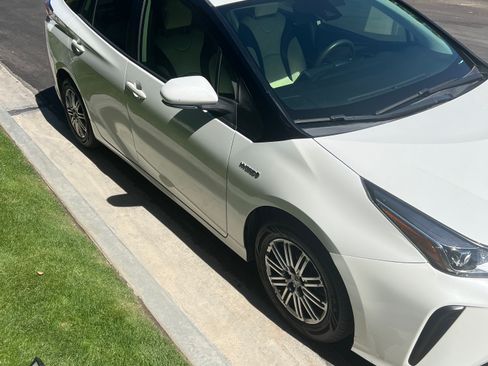 Used 2019 Toyota Prius L Eco w/ Carpet Mat Package image 5