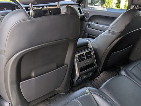 Used 2018 Land Rover Range Rover Sport SE image 19