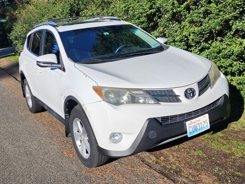 Used 2013 Toyota RAV4 XLE image 18