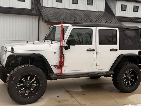 Used 2017 Jeep Wrangler Unlimited Sahara image 4