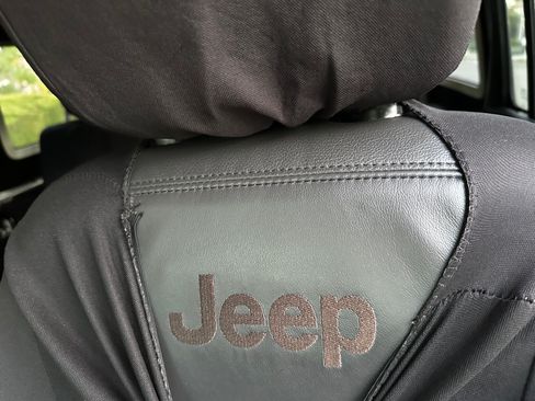 Used 2017 Jeep Wrangler Unlimited Sahara w/ Connectivity Group image 14