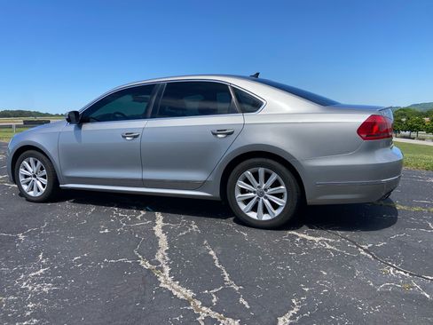 Used 2013 Volkswagen Passat 2.5 SEL Premium FWD image 2