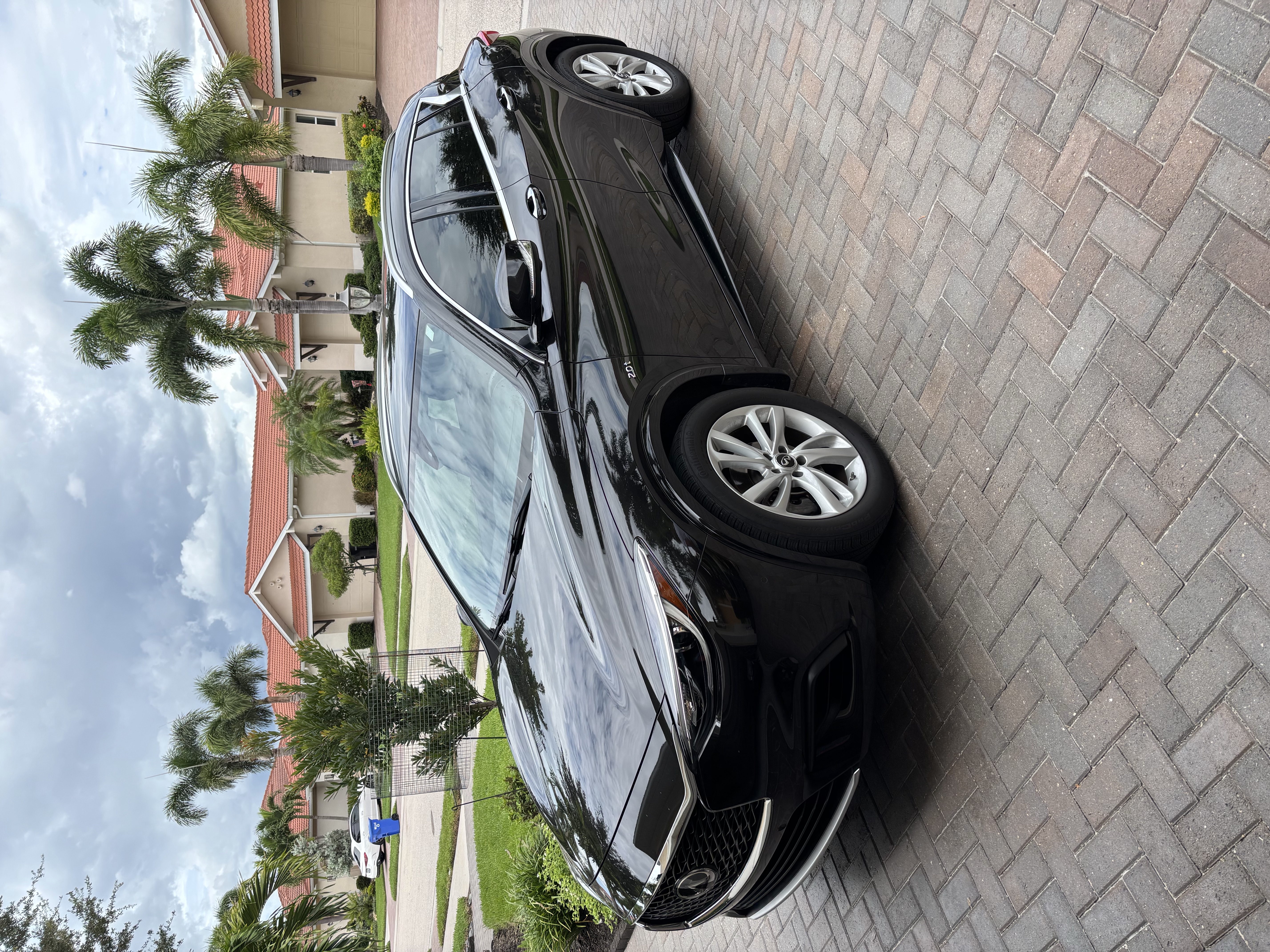 Used 2019 INFINITI QX30 w/ Navigation Package FWD image 1