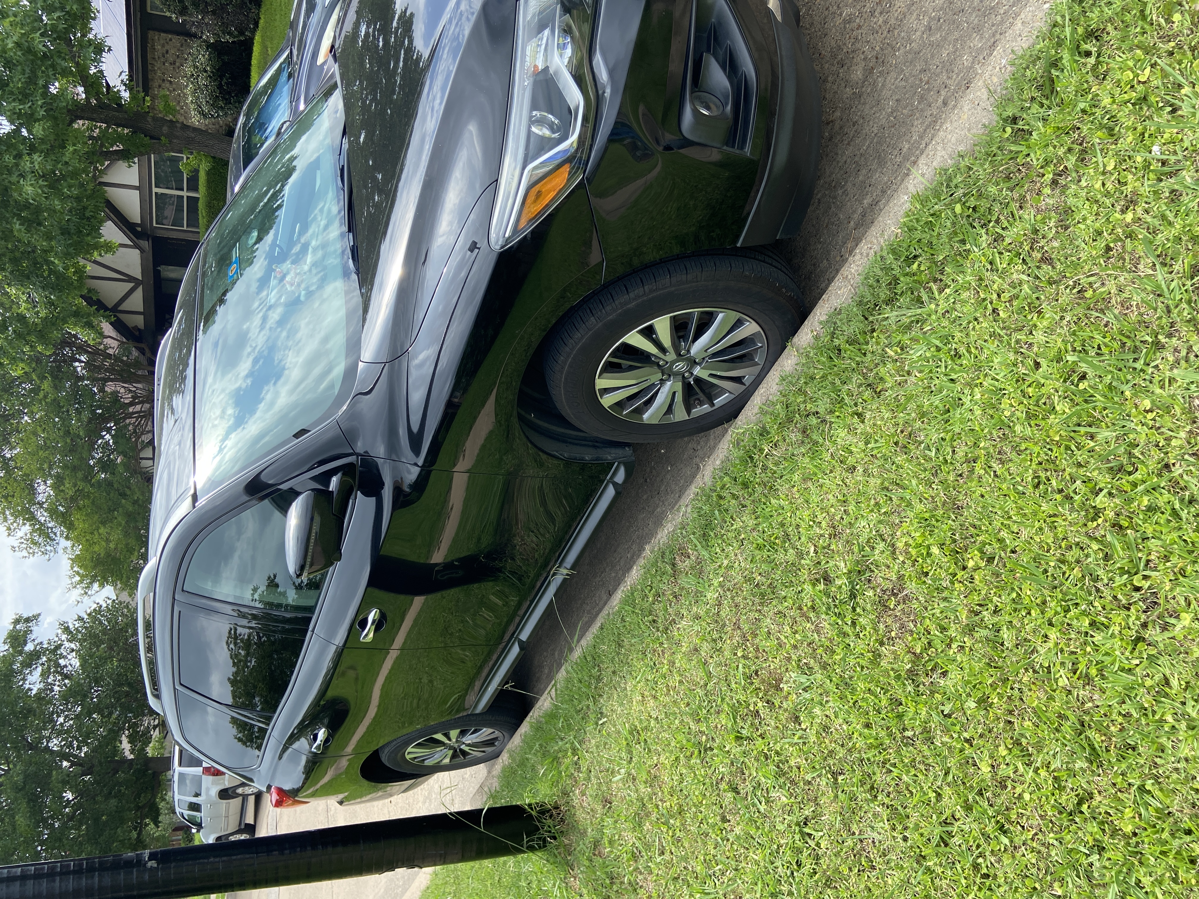 Used 2017 Nissan Pathfinder SL AWD/4WD image 2